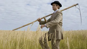 Un baiat de 17 ani si-a ucis cu coasa un consatean! I-a taiat picioarele si l-a abandonat pe camp