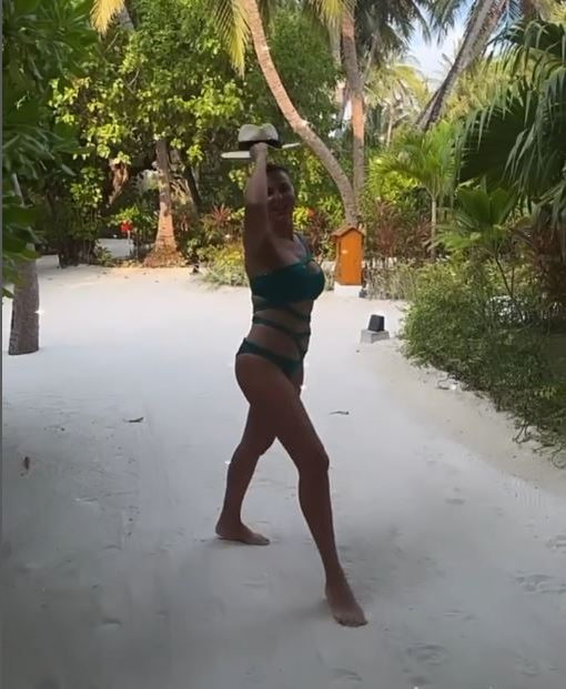 Cum arată Lavinia Pîrva în costum de baie? Soția lui Ștefan Bănică Jr are talie de viespe și la 40 de ani