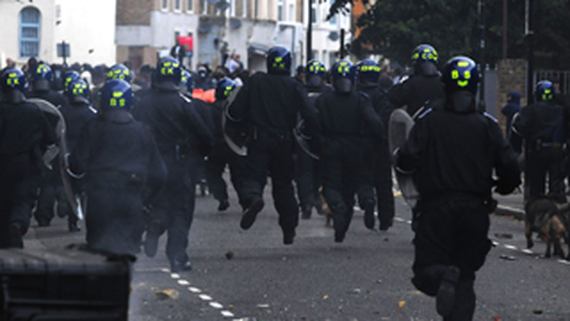 Peste 650 de persoane arestate la Londra si Birmingham in urma violentelor