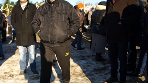 Incredibil! A iesit cu bataie pomana fratelui lui Nicolae Guţă! A fost nevoie de bodyguarzi ca sa opreasca multimea flamanda!
