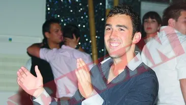 Varga, spectacol la mare alaturi de o bruneta