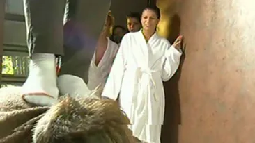 VIDEO Bote, calcat in picioare de o femeie! Vezi cum l-a torturat o concurenta de la Next Top Model!