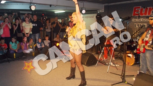 Loredana se metamorfozeaza la fiecare concert: rade, se stramba, se incrunta, se zbenguie sI face plecaciuni in fata publicului!  Face fete-fete cand se afla pe scena