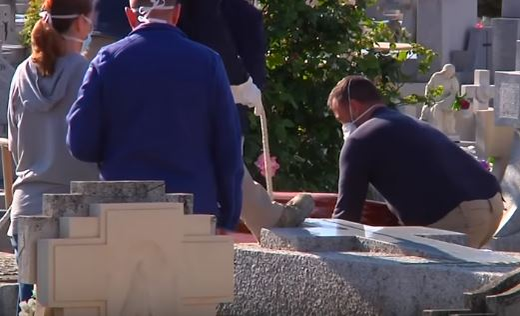 Ți se face pielea de găină! Cum arată o înmormântare pe vreme de pandemie COVID-19