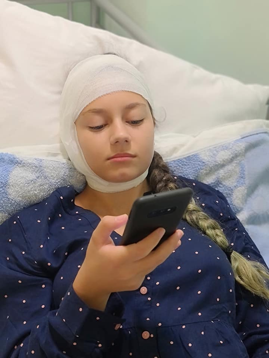 Fiica lui Marian Drăgulescu, operată pentru a șasea oară. “Medicii i-au luat piele și grăsime de la buric”