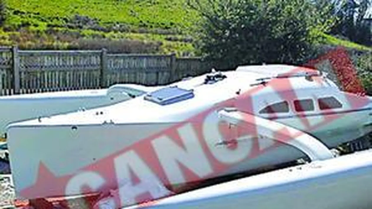 Si-a facut barca pe care n-o mai poate scoate din curte