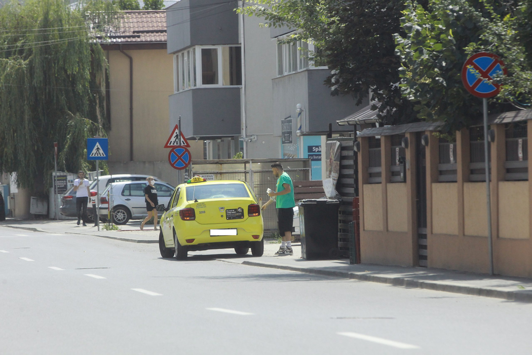 Shift se urcă în taxi