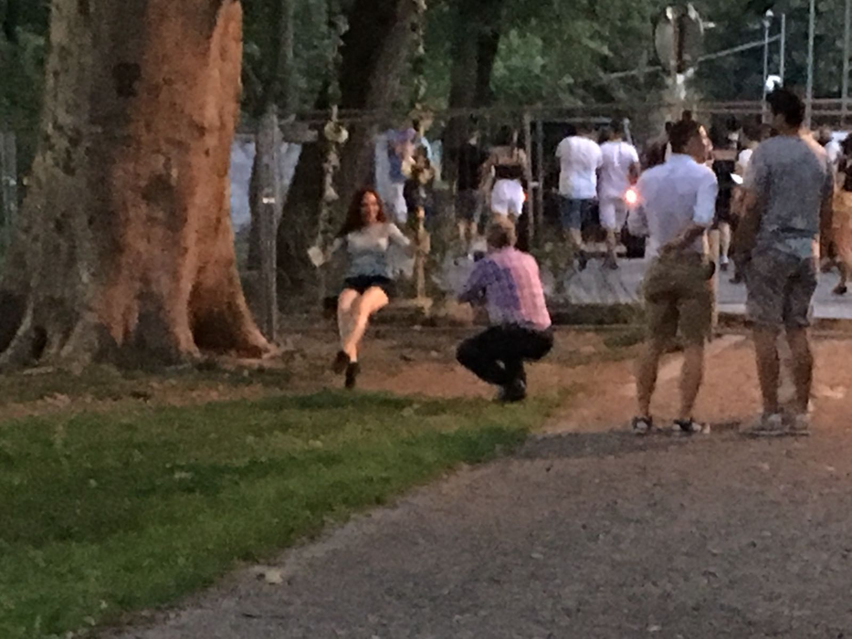 Emil Boc, cu fiica de mână, la UNTOLD. Primarul Clujului s-a pus pe vine ca să-i facă fotografii Patriciei. VIDEO