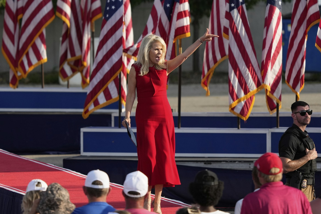 Monica Crowley, șefa protocolului Statelor Unite, înainte de un discurs al președintelui Donald Trump la un miting, joi, 3 iulie 2025, în Des Moines, Iowa. Foto: Profimedia