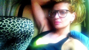 Andreea Banica, in pas cu moda! Vezi cat e de sexy cu ochelari de tocilar!
