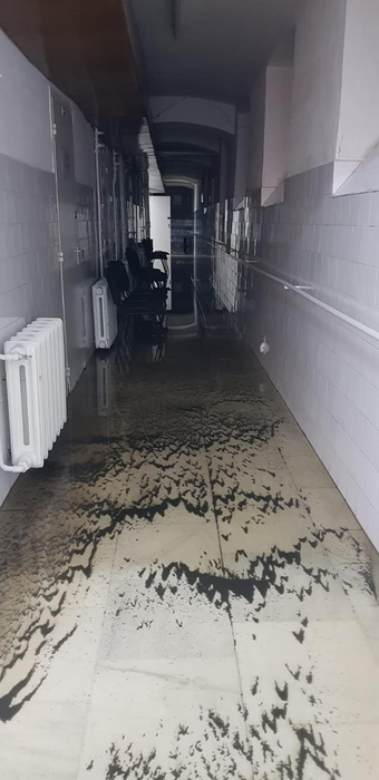 Incredibil. Medic, cercetat disciplinar după ce a postat mai multe imagini cu spitalul inundat. FOTO