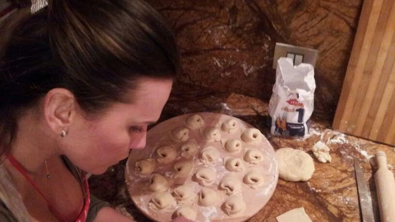 Bubulina gospodina! Cine este vedeta care face colţunaşi îmbrăcată atât de sexy!