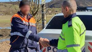 N-o să-ți vină să crezi! Ce a găsit un angajat de la salubritate din Bistrița-Năsăud într-o sacoșă aruncată, în prima lui zi de muncă