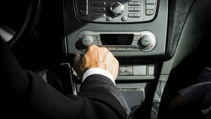 Schema prin care interlopul vitezoman a scăpat fără amendă. Cum i-a făcut pe magistrați să-i dea dreptate și permisul de conducere înapoi