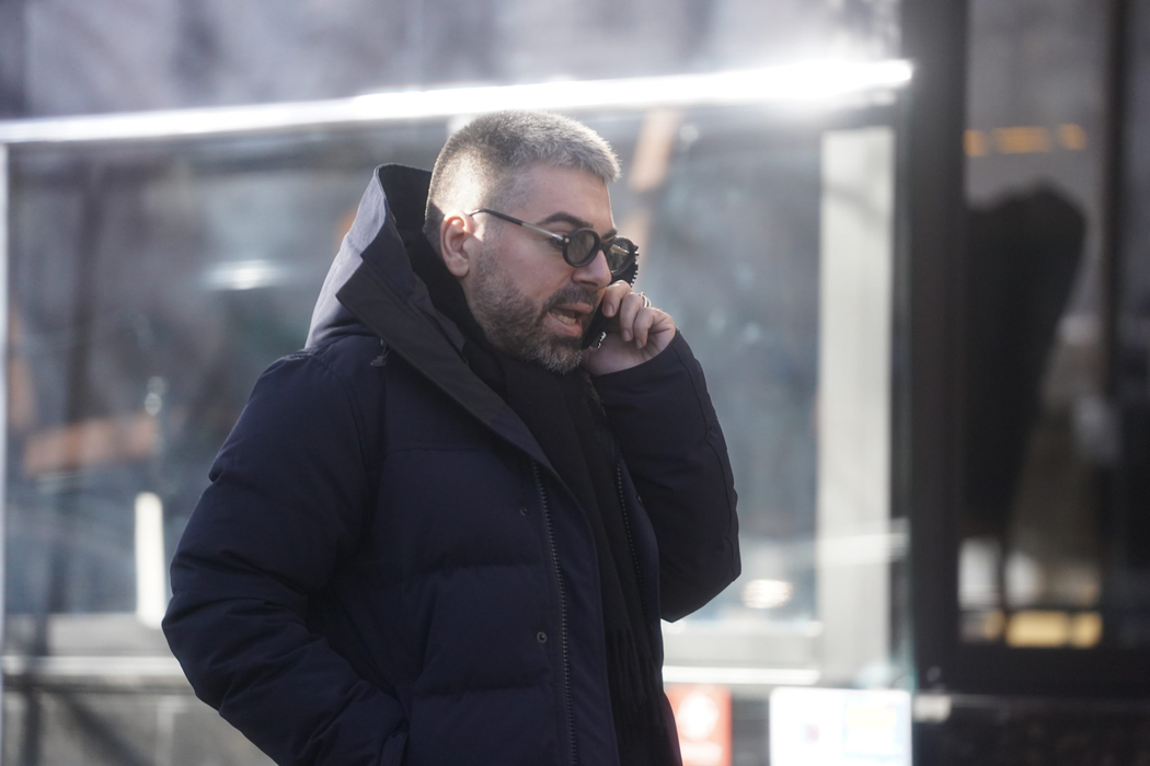 Maurice Munteanu duce "muncă de lămurire" la telefon (Foto: CANCAN.RO)