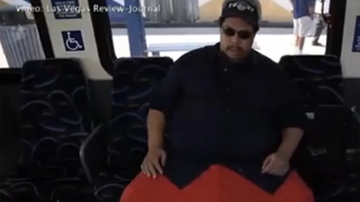 VIDEO Prea mult sange in instalatie strica! Are nevoie de 1 milion de dolari ca sa-si opereze testiculele ENORME!