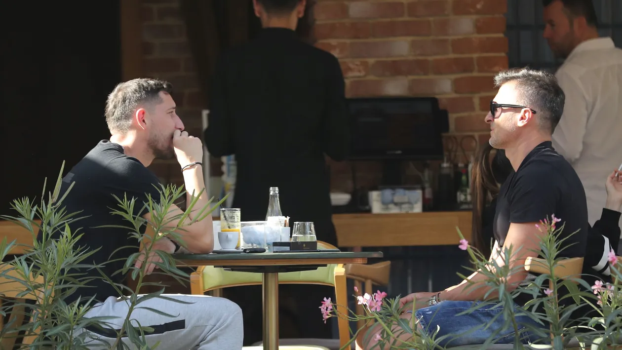 Primele imagini cu ”ex-ul” Roxanei Vancea şi al Mădălinei Pamfile, după 4 luni de arest pentru proxenetism. S-a întors în libertate... Loverboy-ul cu Ferrari, tovărăşeală la cafenea cu faimosul Nilă şi ”cancelarul” lui Gigi Becali