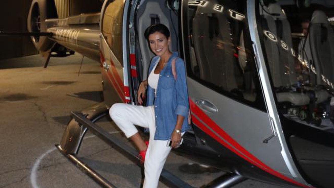 ADELINA PESTRIŢU s-a refugiat în casă! Vedeta a arătat fanilor cu cine îşi petrece timpul liber:,,Mâncăm floricele şi ne răsfăţăm! ‘’