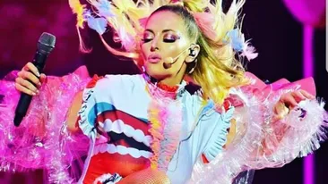 Delia, selfie incendiar într-un prosop de baie. Cât de mult a lăsat să se vadă în poză