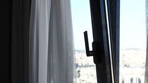 Cum se aerisește casa pe timp de iarnă. Câte minute trebuie ținut geamul deschis