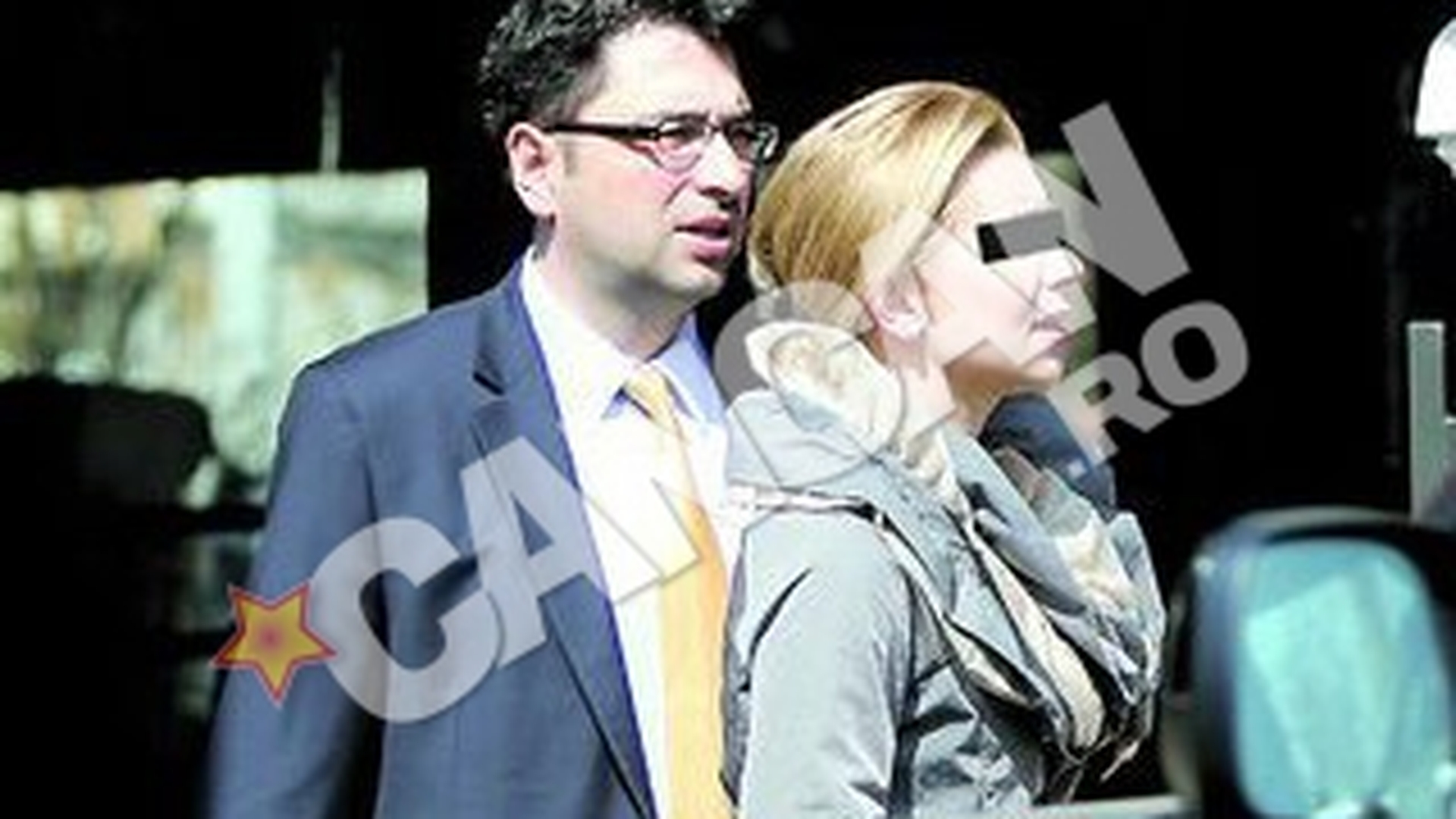 Ea cu SUV-ul, el cu Loganul. Voinescu a imbratisat "sever" o blonda misterioasa