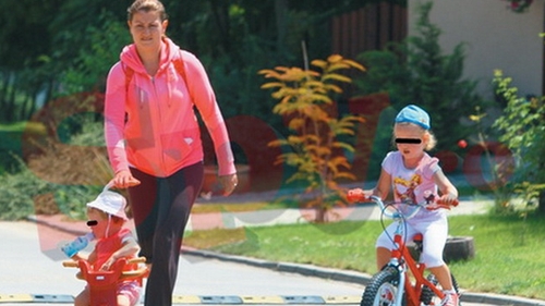 E fetita lui Banica Jr? Da sau nu? Da sau nu? Dupa 2 ani de dezbateri aprinse, Adriana Nicolae isi continua viata si...