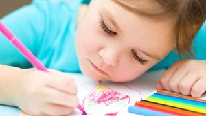 Fetița a făcut un desen pentru mama ei. Când femeia l-a văzut nu a știut cum să reacționeze „Lasă-l să-l vadă și tati”