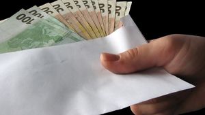 Plic cu 30.000 de euro, găsit de o angajată într-un supermarket din Timișoara. Poliția îl caută pe proprietar