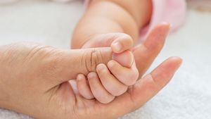 Mattias, în vârstă de 6 luni, s-a vindecat! Povestea celui mai tânăr pacient infectat cu virusul COVID-19, din Suceava