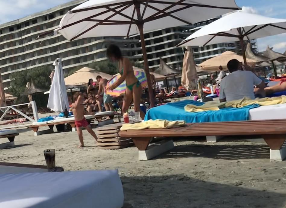 Alice Constantinică  se joacă pe plajă cu micuțul ei