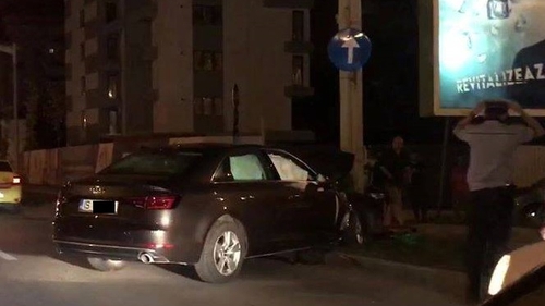 Un ieșean a mers la băut după ce și-a cumpărat mașină de lux, apoi a intrat cu ea în stâlp. Bolidul avea doar 500 de kilometri la bord