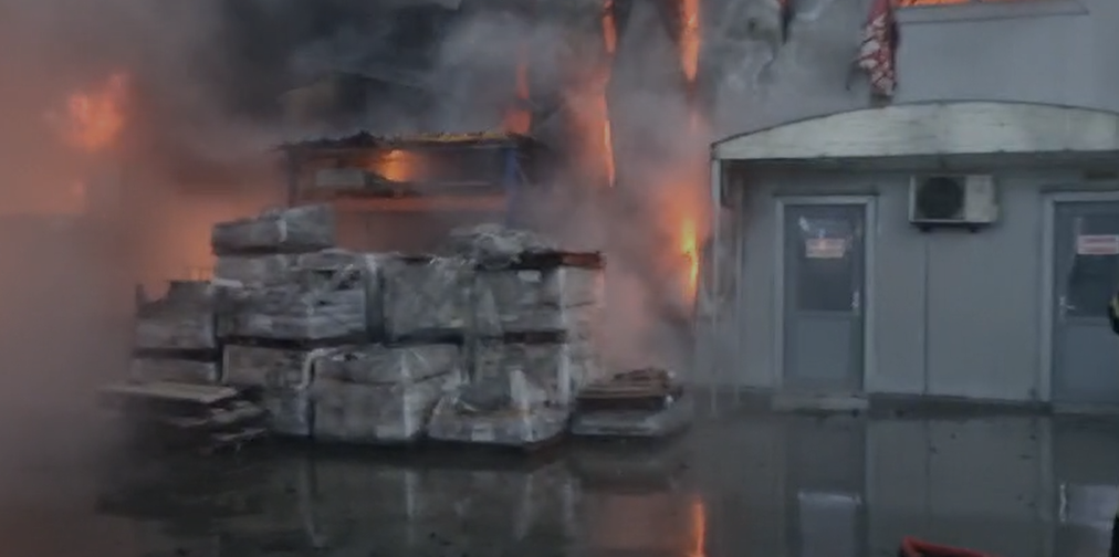 Incendiu major la o fabrică din Craiova! Mesaj RO-Alert pentru locuitori, pompierii luptă de ore bune cu flăcările uriașe