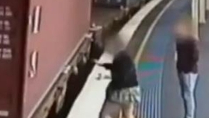 Momenul SOCANT in care o tanara cade sub un tren in miscare! Totul a fost filmat de camere! Ce s-a intamplat cu ea