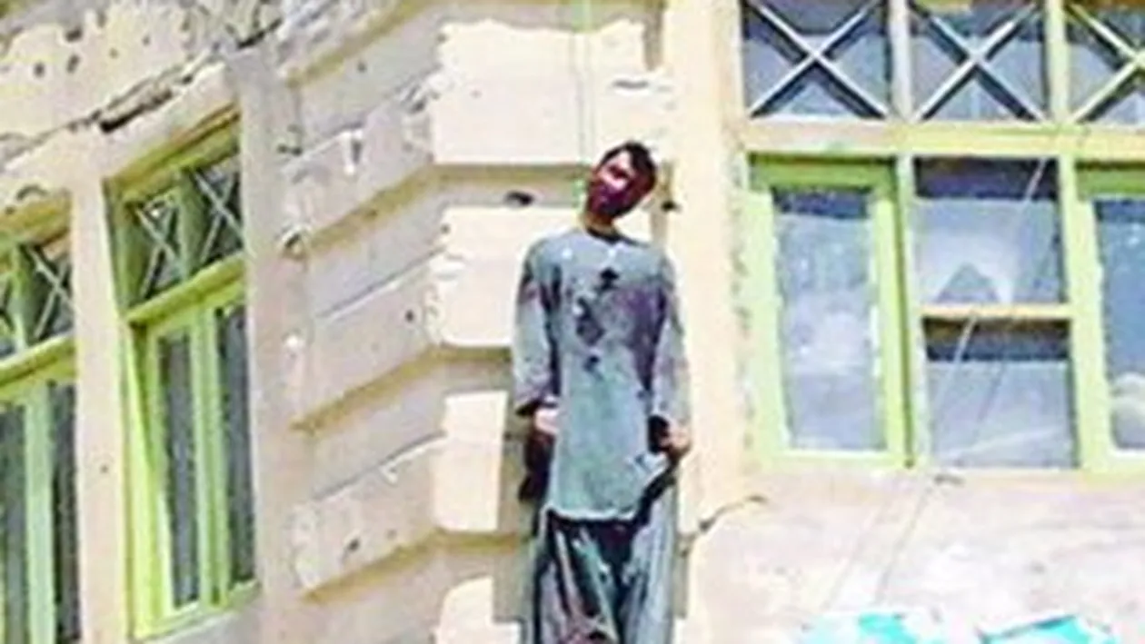 Asasinul fratelui presedintelui afgan si-a primit pedeapsa! Spanzurat de cladire