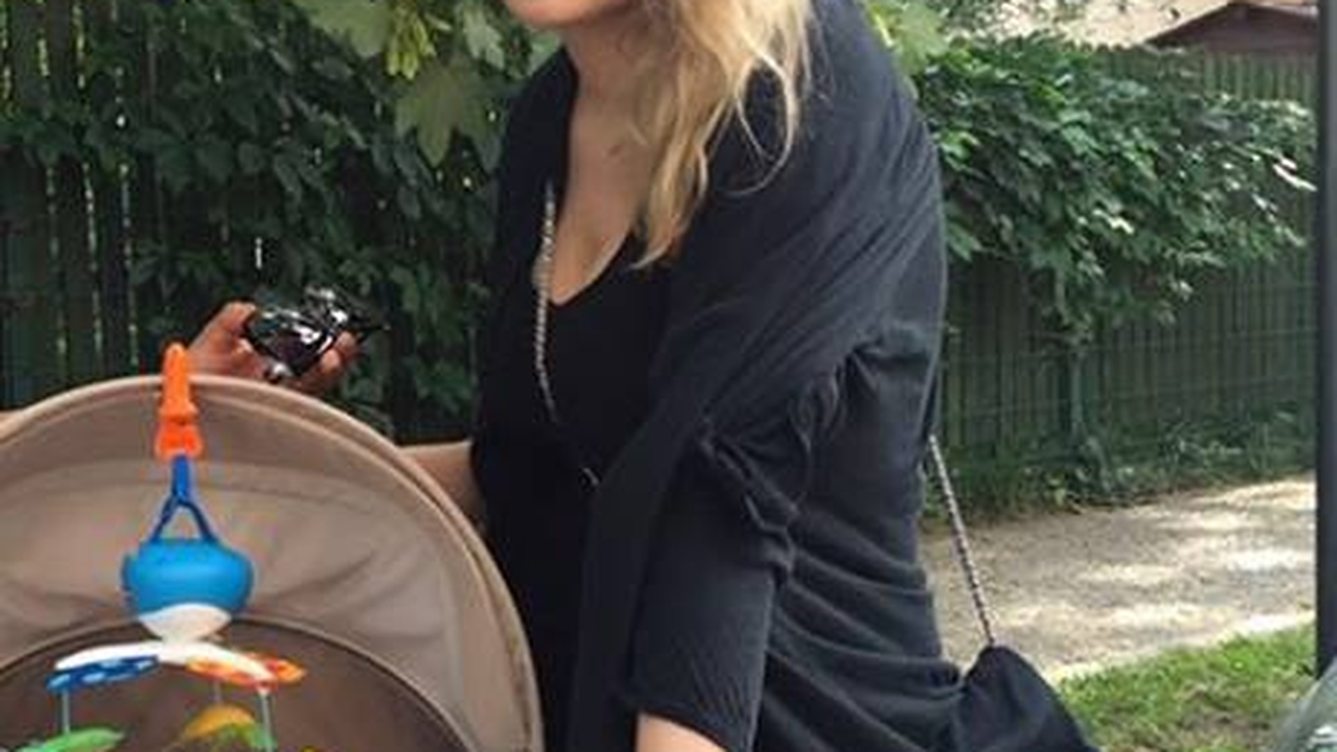 Prima apariţie în public! Pelinel şi-a scos copilul la plimbare, iar după..