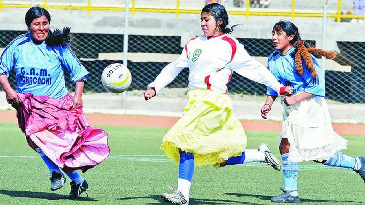 Joaca fotbal in fuste