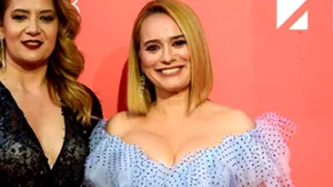 Sânii Andreei Esca au ”bubuit” din decolteu la TIFF 2019!