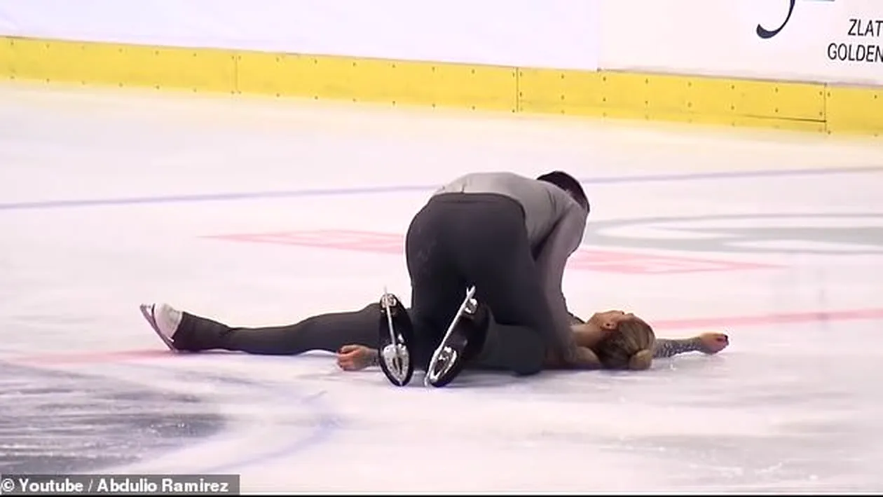 Momente dramatice în patinaj! A fost la un pas de moarte după ce partenerul ei a scăpat-o în cap | VIDEO