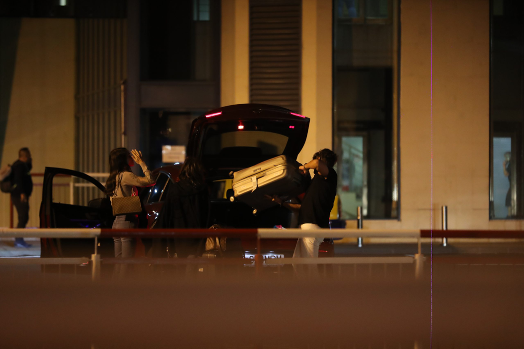 Sheila și Bogdan Ionescu, alături de un cuplu de amici, încarcă bagajele în portbagaj, după ce au revenit din Istanbul