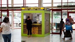 Curs valutar 4 septembrie. Cât au ajuns să coste 1 EURO şi 1 DOLAR