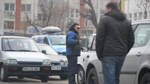 Si-a pregatit Dacia inainte sa o scoata la vanzare! A vopsit-o cu trafaletul!