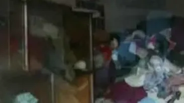 VIDEO A adunat 12 tone de haine in garsoniera sa, timp de 14 ani!