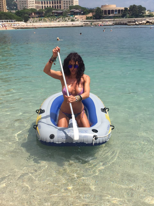 Au apărut în public  în minuscule costume de baie!