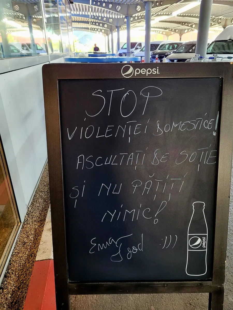 Ce mesaj au putut să scrie patronii acestui local pe tăblița de la intrare! Clienții au izbucnit în râs când au văzut