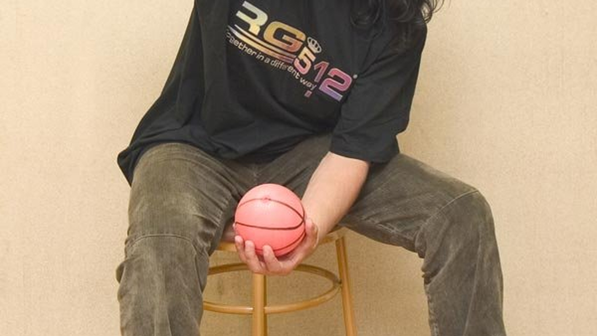 In 2004, Iustin castiga Big Brother, acum e artist in Germania!"Când eram mic, mâncam pene ca să-mi crească aripi" Vezi ce a patit