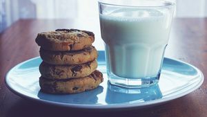 De ce nu este bine să încălzești laptele la cuptorul cu microunde? Explicația pe care puțini o știu