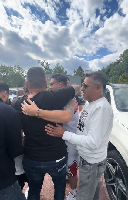 Ireal! Cum au fost aşteptaţi acasă cei trei fii ai Sidoniei, după crima de la Padina. Imagini sfidătoare: „Bine v-am găsit”