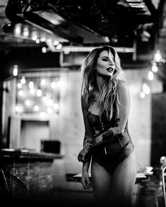 FOTO | Cum arată Laura Cosoi în luna a opta de sarcină. Fanii o acuză că-și editează pozele