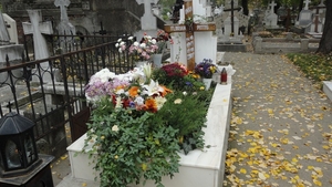 Scene emotionante filmate in cimitir! Ce se intampla la mormantul lui Florian Pitis, la sapte ani dupa moartea cantaretului!