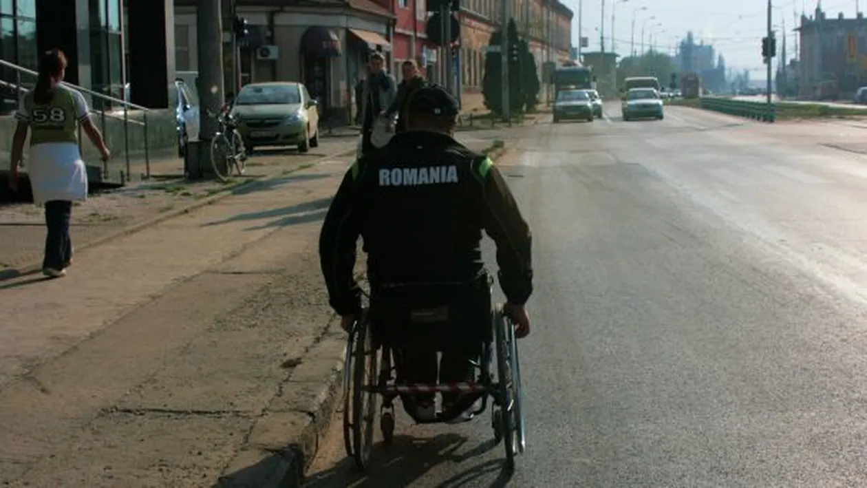 VIDEO / Experimentul unui biciclist: o zi în scaunul cu rotile! Cum au reacţionat oamenii din jur